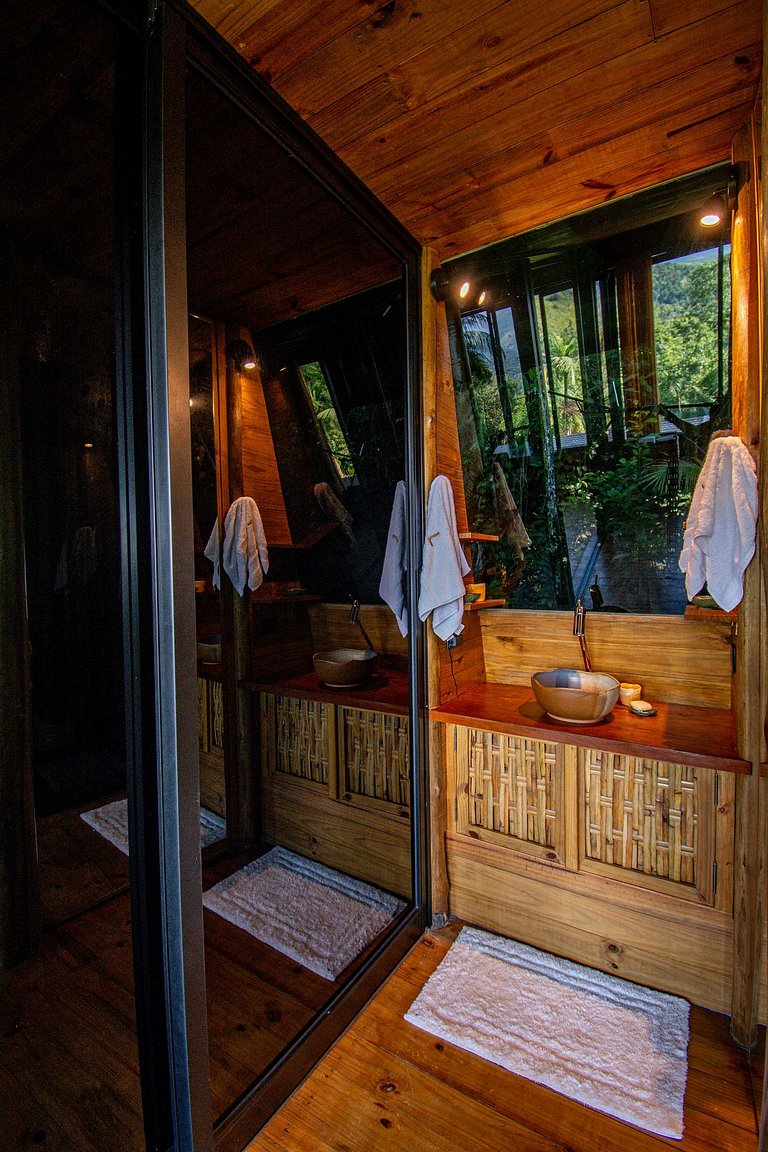 Casa com piscina natural na Aldeia Rizoma